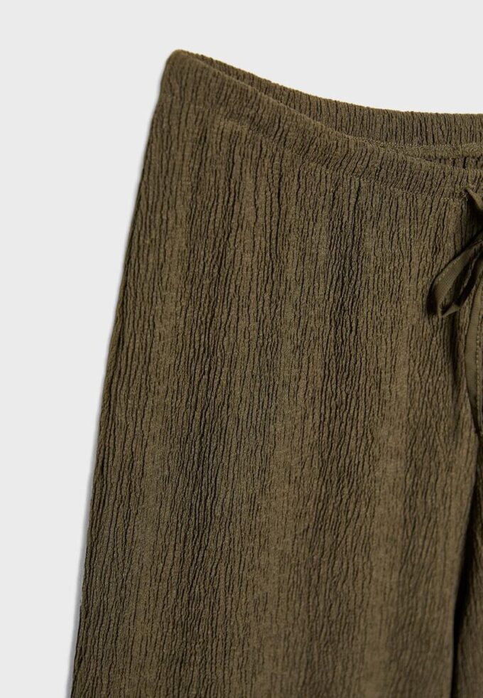 Pantalones de corte recto con efecto arrugado Pantalones de corte recto con efecto arrugado