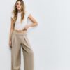 Pantalones de lyocell con pinzas y cadena Pantalones de lyocell con pinzas y cadena
