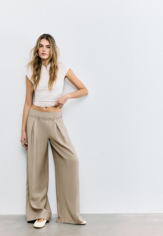 Pantalones de lyocell con pinzas y cadena Pantalones de lyocell con pinzas y cadena