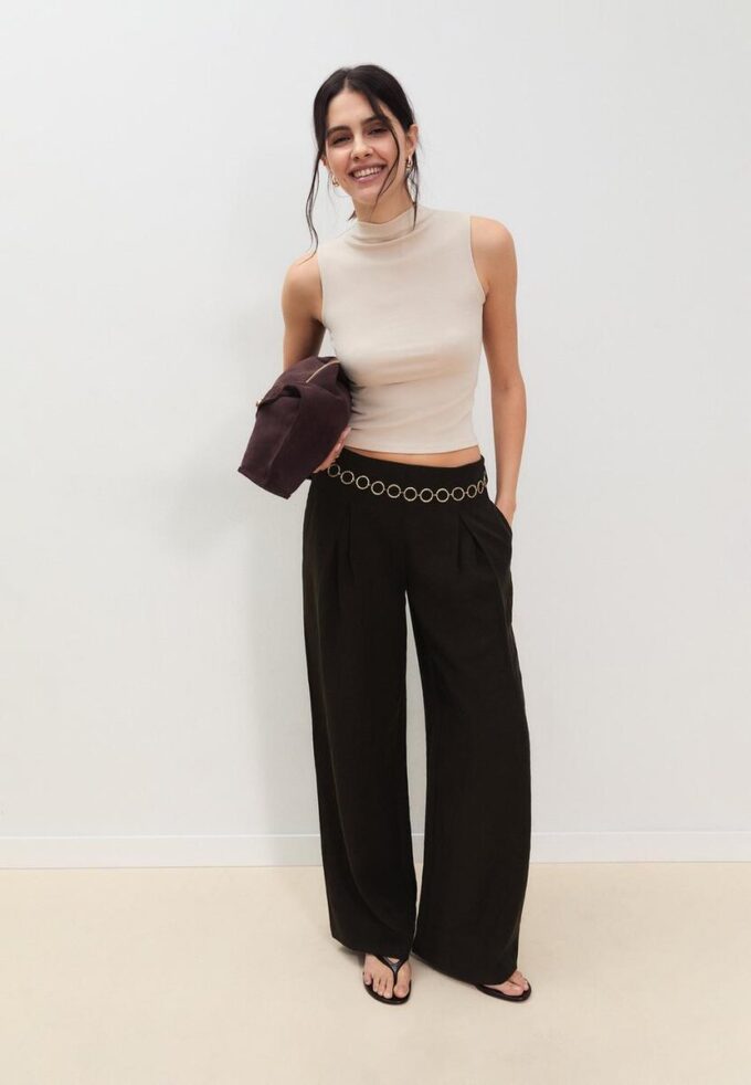 Pantalones de lyocell con pinzas y cadena Pantalones de lyocell con pinzas y cadena