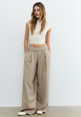 Pantalones de lyocell con pinzas y cadena