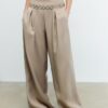 Pantalones de lyocell con pinzas y cadena Pantalones de lyocell con pinzas y cadena