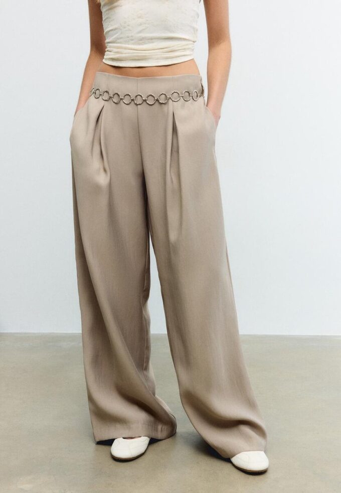 Pantalones de lyocell con pinzas y cadena Pantalones de lyocell con pinzas y cadena