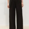 Pantalones de lyocell con pinzas y cadena Pantalones de lyocell con pinzas y cadena