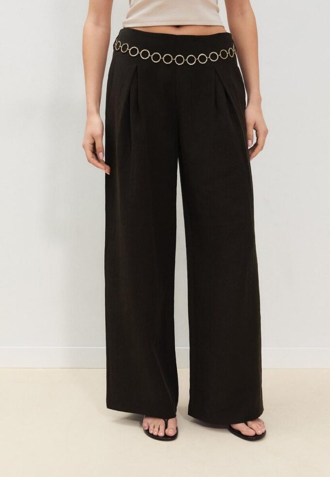 Pantalones de lyocell con pinzas y cadena Pantalones de lyocell con pinzas y cadena
