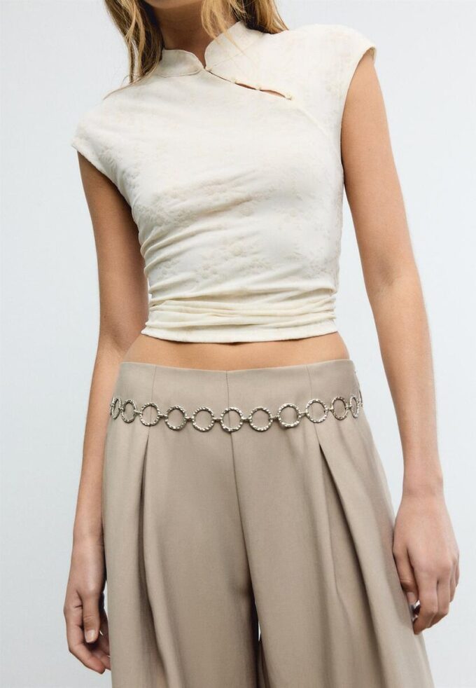 Pantalones de lyocell con pinzas y cadena Pantalones de lyocell con pinzas y cadena