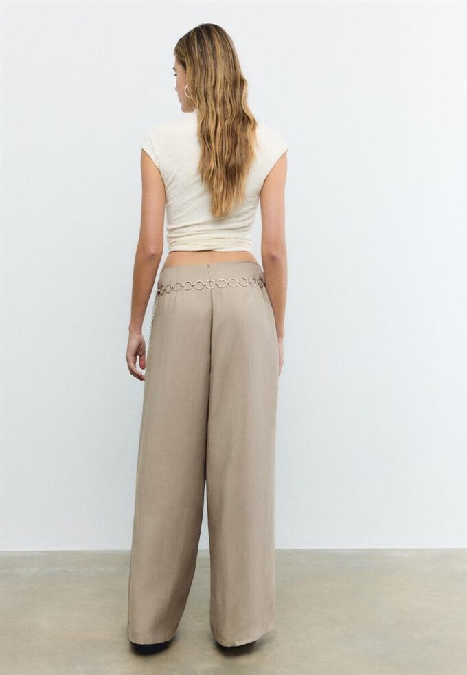Pantalones de lyocell con pinzas y cadena Pantalones de lyocell con pinzas y cadena