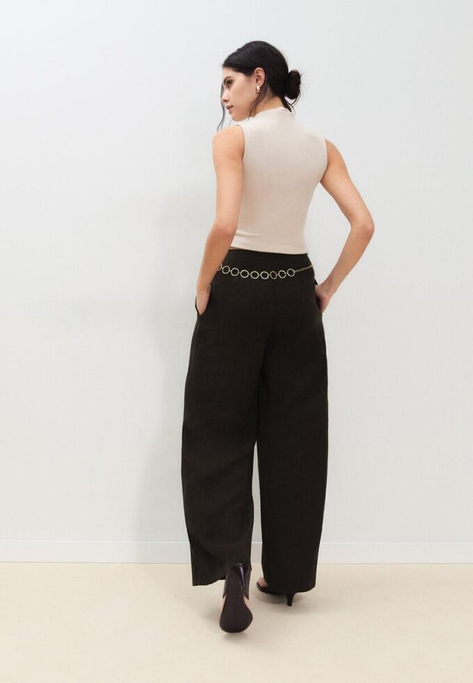Pantalones de lyocell con pinzas y cadena Pantalones de lyocell con pinzas y cadena