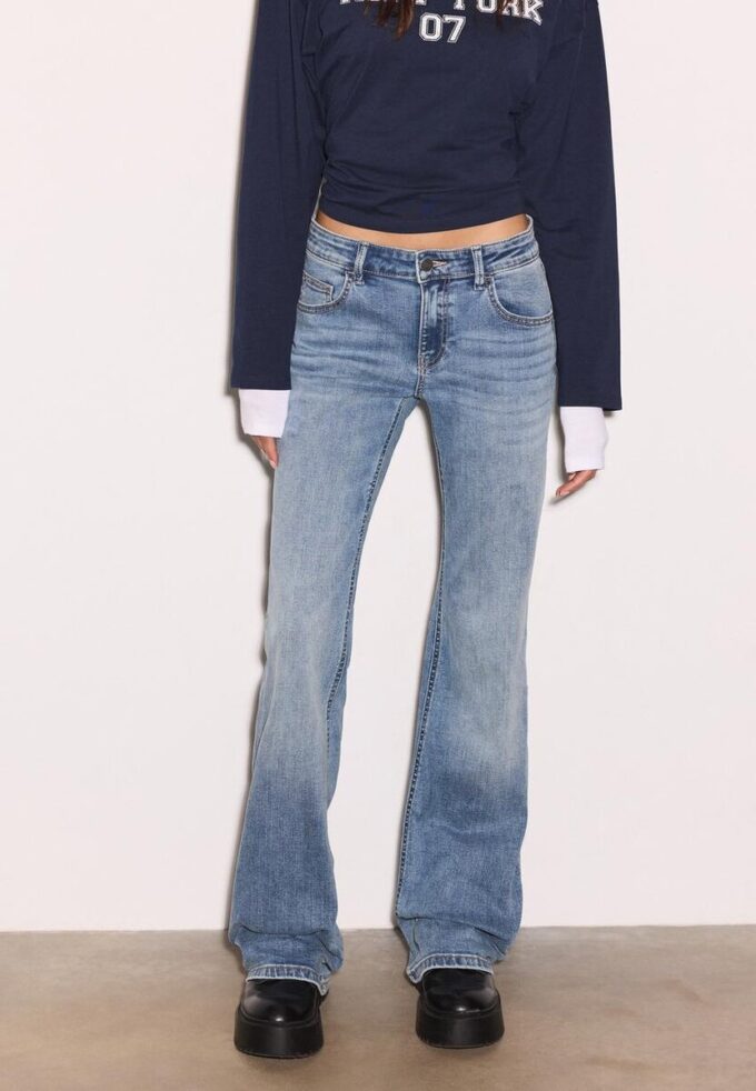Pantalones de mezclilla de tiro bajo con bajo acampanado Pantalones de mezclilla de tiro bajo con bajo acampanado