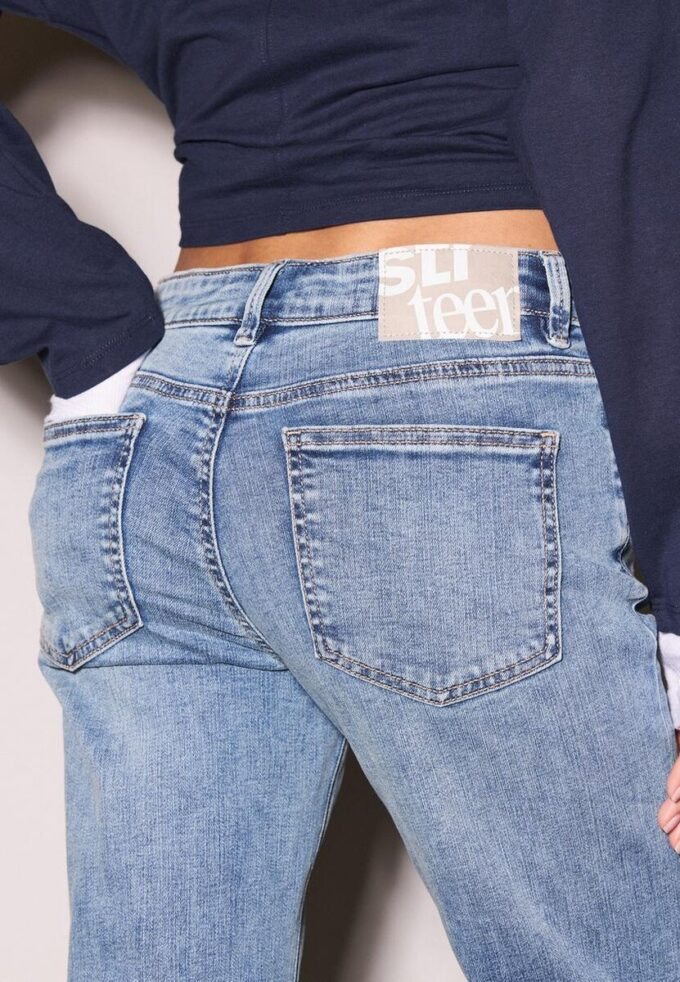 Pantalones de mezclilla de tiro bajo con bajo acampanado Pantalones de mezclilla de tiro bajo con bajo acampanado