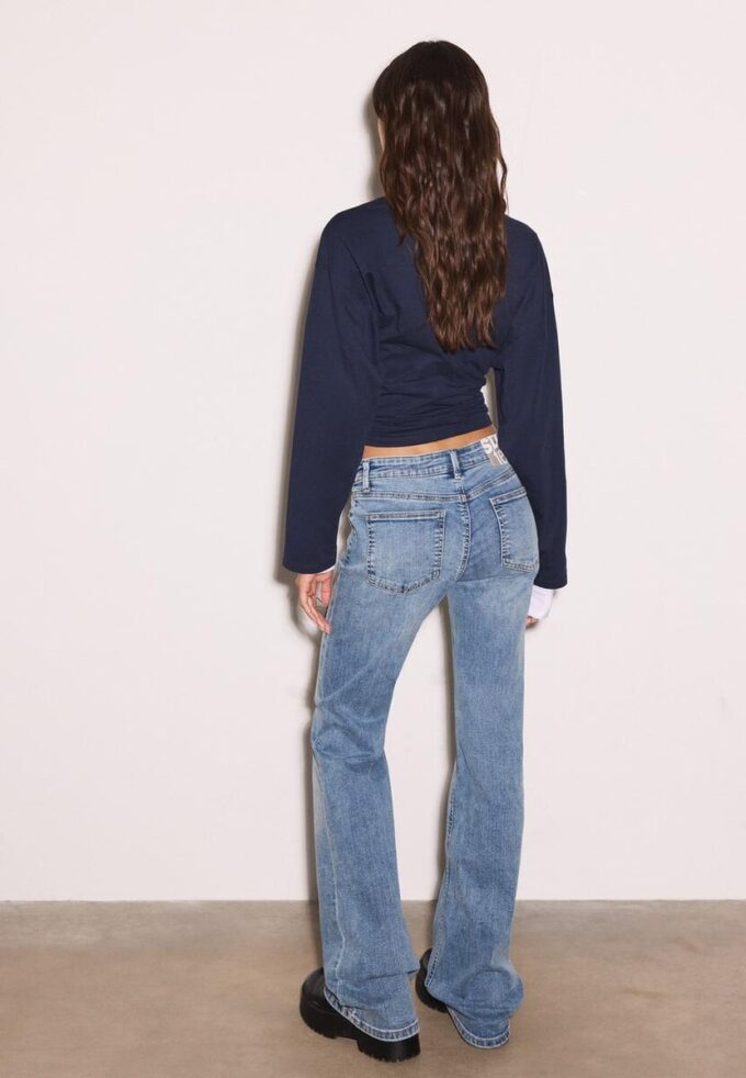 Pantalones de mezclilla de tiro bajo con bajo acampanado Pantalones de mezclilla de tiro bajo con bajo acampanado