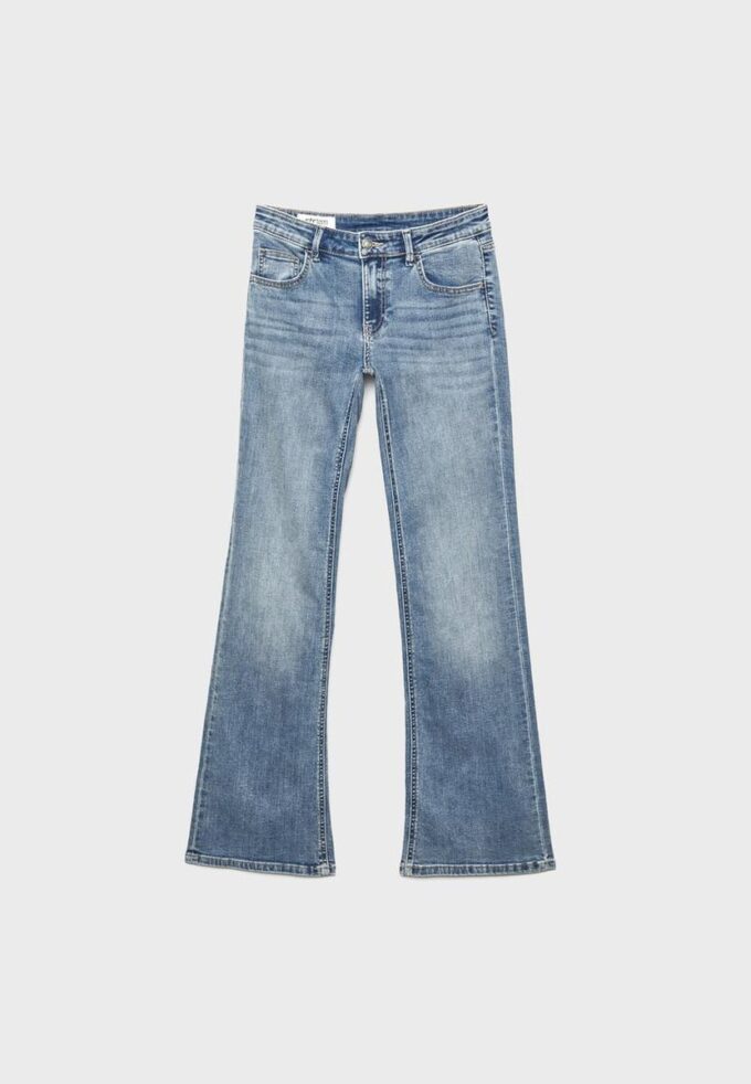 Pantalones de mezclilla de tiro bajo con bajo acampanado Pantalones de mezclilla de tiro bajo con bajo acampanado