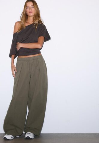 Pantalones de popelín de corte acampanado con topes