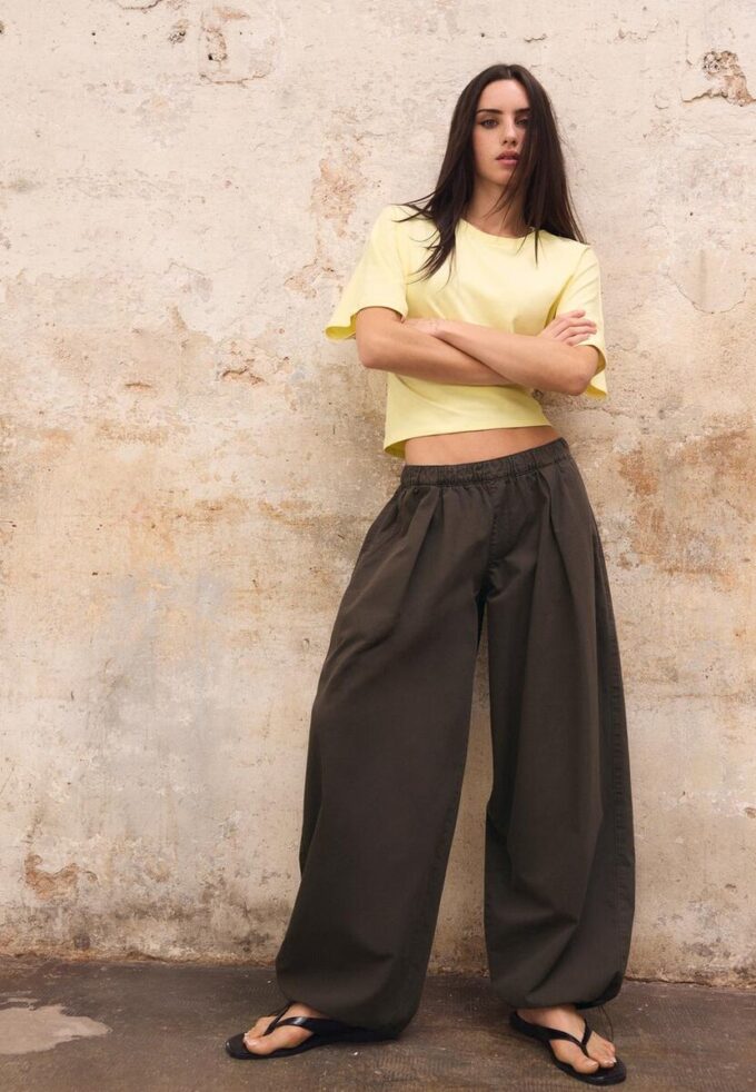 Pantalones de popelín de corte acampanado con topes Pantalones de popelín de corte acampanado con topes