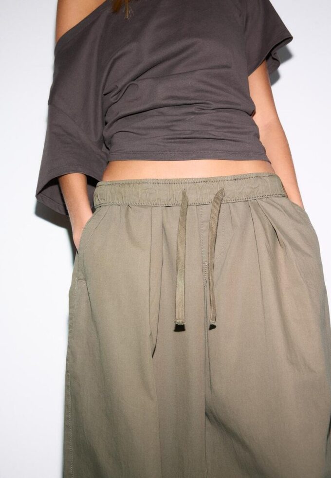 Pantalones de popelín de corte acampanado con topes Pantalones de popelín de corte acampanado con topes