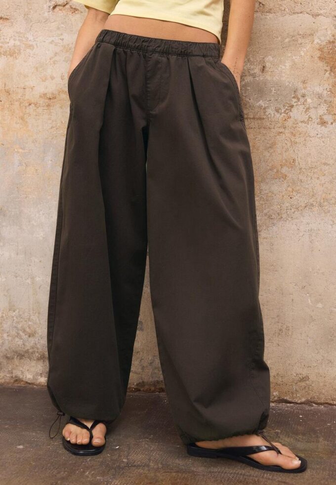 Pantalones de popelín de corte acampanado con topes Pantalones de popelín de corte acampanado con topes