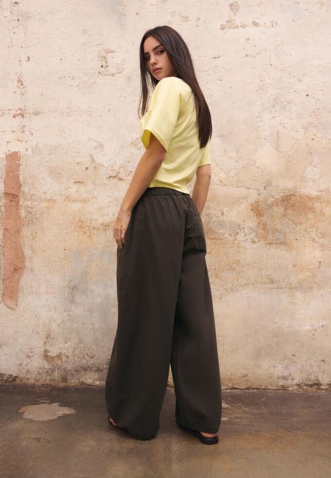 Pantalones de popelín de corte acampanado con topes Pantalones de popelín de corte acampanado con topes