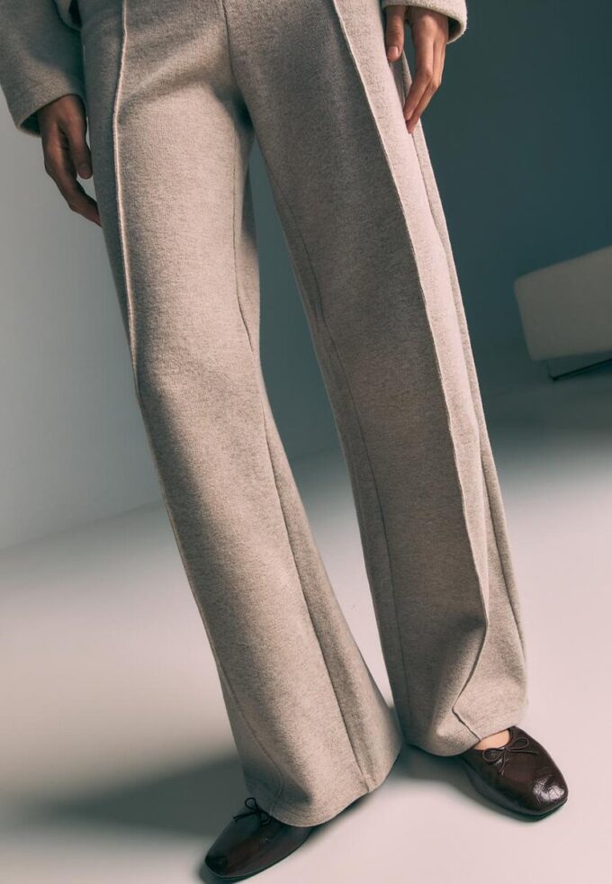 Pantalones de punto con detalle de costura Pantalones de punto con detalle de costura