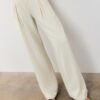 Pantalones de satén con detalle de cadena Pantalones de satén con detalle de cadena