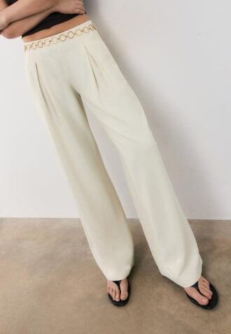 Pantalones de satén con detalle de cadena