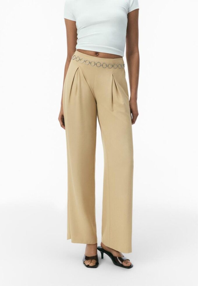 Pantalones de satén con detalle de cadena Pantalones de satén con detalle de cadena