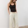 Pantalones de satén con detalle de cadena Pantalones de satén con detalle de cadena
