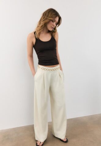 Pantalones de satén con detalle de cadena