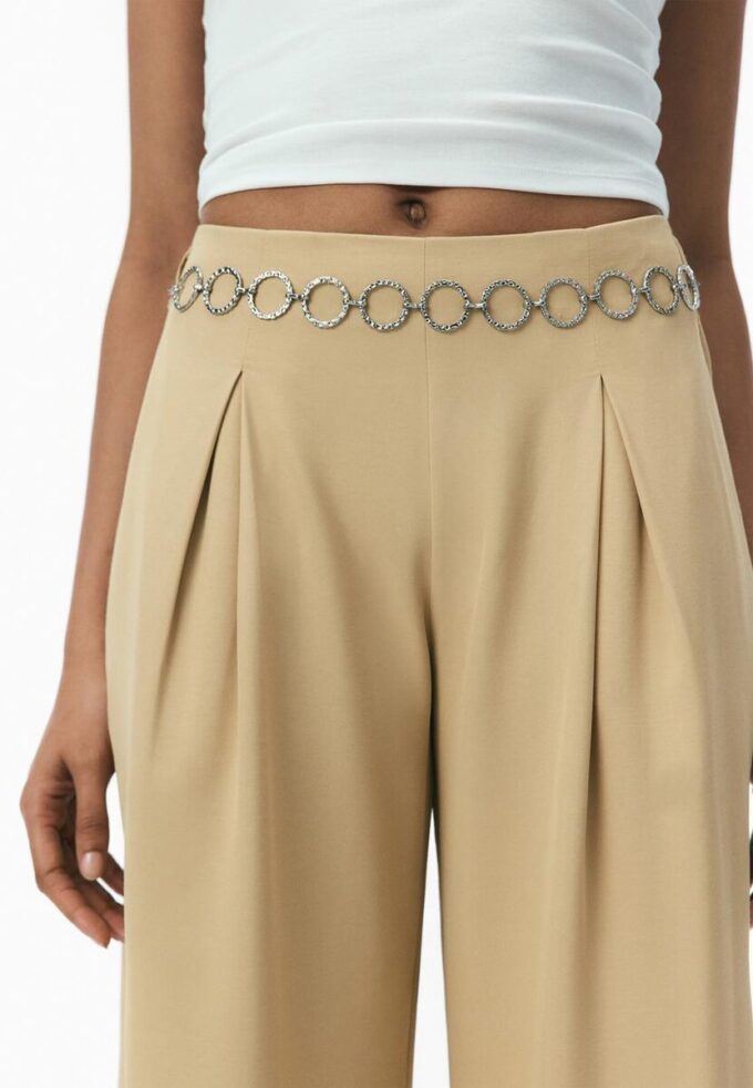 Pantalones de satén con detalle de cadena Pantalones de satén con detalle de cadena