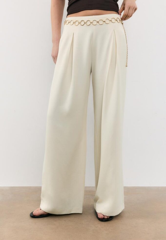 Pantalones de satén con detalle de cadena Pantalones de satén con detalle de cadena