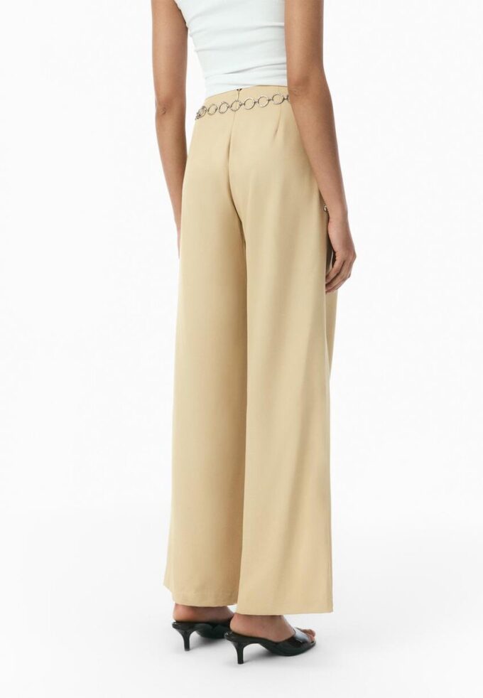 Pantalones de satén con detalle de cadena Pantalones de satén con detalle de cadena
