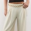 Pantalones de satén con detalle de cadena Pantalones de satén con detalle de cadena