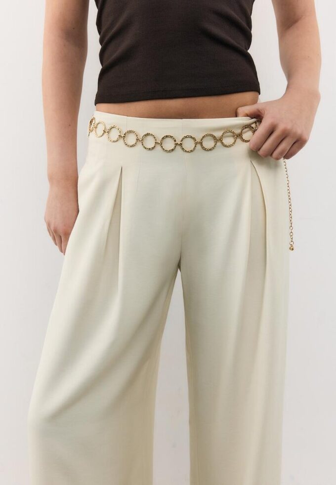 Pantalones de satén con detalle de cadena Pantalones de satén con detalle de cadena