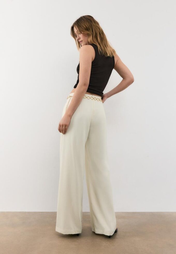 Pantalones de satén con detalle de cadena Pantalones de satén con detalle de cadena