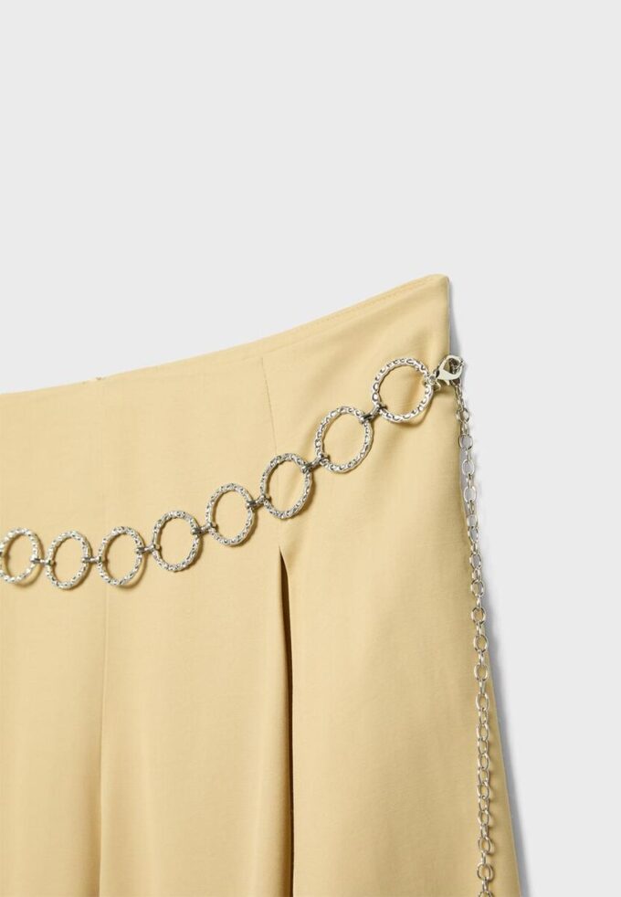 Pantalones de satén con detalle de cadena Pantalones de satén con detalle de cadena