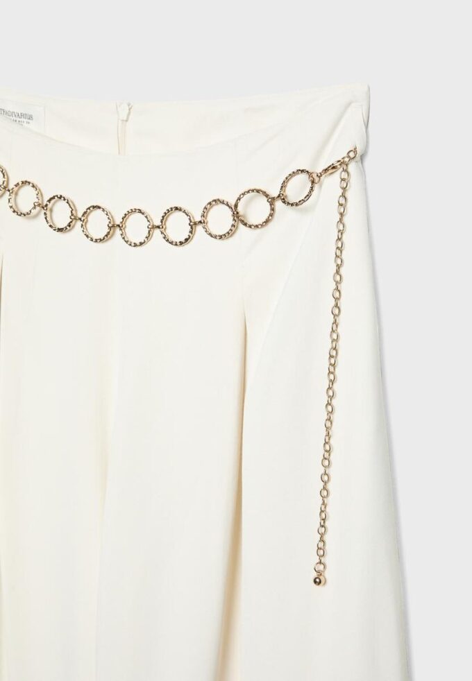 Pantalones de satén con detalle de cadena Pantalones de satén con detalle de cadena