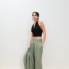 Pantalones de satén con pinzas y cinturón de cadena Pantalones de satén con pinzas y cinturón de cadena