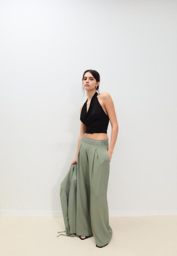 Pantalones de satén con pinzas y cinturón de cadena Pantalones de satén con pinzas y cinturón de cadena