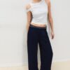 Pantalones de satén con pinzas y cinturón de cadena Pantalones de satén con pinzas y cinturón de cadena