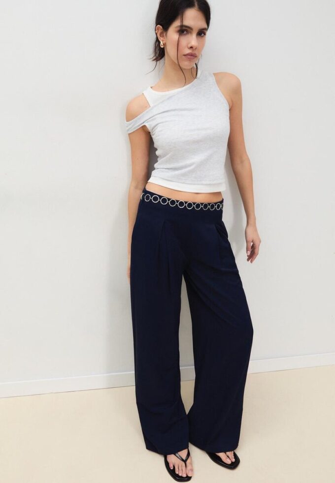 Pantalones de satén con pinzas y cinturón de cadena Pantalones de satén con pinzas y cinturón de cadena