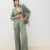 Pantalones de satén con pinzas y cinturón de cadena Pantalones de satén con pinzas y cinturón de cadena