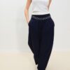 Pantalones de satén con pinzas y cinturón de cadena Pantalones de satén con pinzas y cinturón de cadena