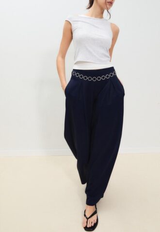 Pantalones de satén con pinzas y cinturón de cadena
