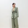 Pantalones de satén con pinzas y cinturón de cadena Pantalones de satén con pinzas y cinturón de cadena