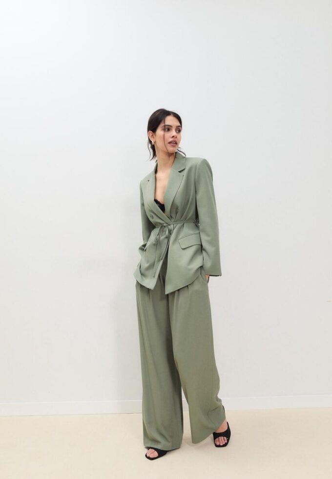 Pantalones de satén con pinzas y cinturón de cadena Pantalones de satén con pinzas y cinturón de cadena