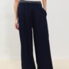 Pantalones de satén con pinzas y cinturón de cadena Pantalones de satén con pinzas y cinturón de cadena