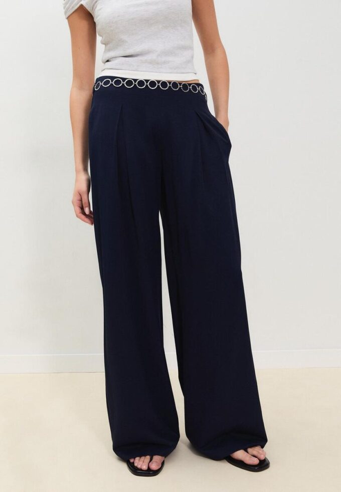 Pantalones de satén con pinzas y cinturón de cadena Pantalones de satén con pinzas y cinturón de cadena