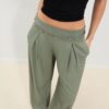 Pantalones de satén con pinzas y cinturón de cadena Pantalones de satén con pinzas y cinturón de cadena