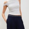 Pantalones de satén con pinzas y cinturón de cadena Pantalones de satén con pinzas y cinturón de cadena