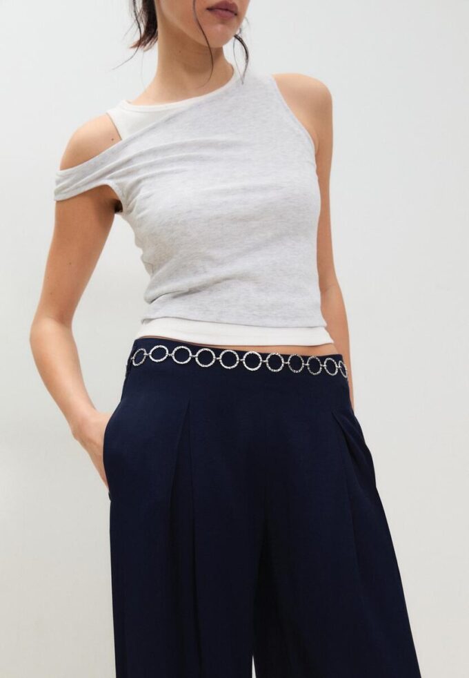 Pantalones de satén con pinzas y cinturón de cadena Pantalones de satén con pinzas y cinturón de cadena