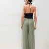 Pantalones de satén con pinzas y cinturón de cadena Pantalones de satén con pinzas y cinturón de cadena